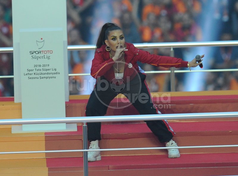 Irem Derici Den Galatasaray A Sampiyonluk Sarkisi Galatasaray Gs Haberleri Spor