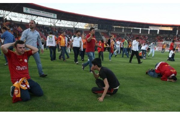 'Gaziantep'te taraftarlar sahaya indi!