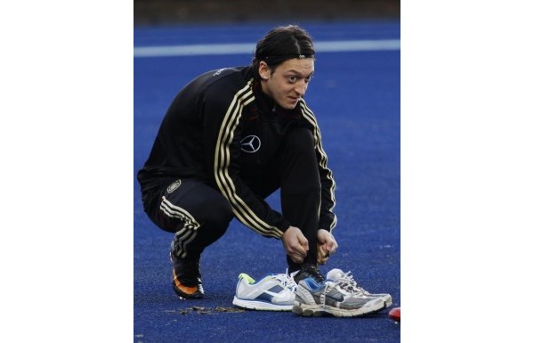 MESUT ÖZİL