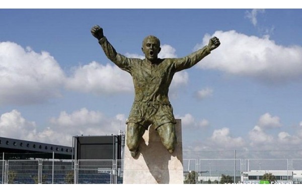 'İşte heykeli dikilen futbolcular!