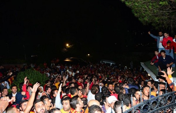 'Terim'in evinde izdiham! Sevgi seli...