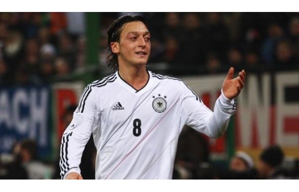 MESUT ÖZİL