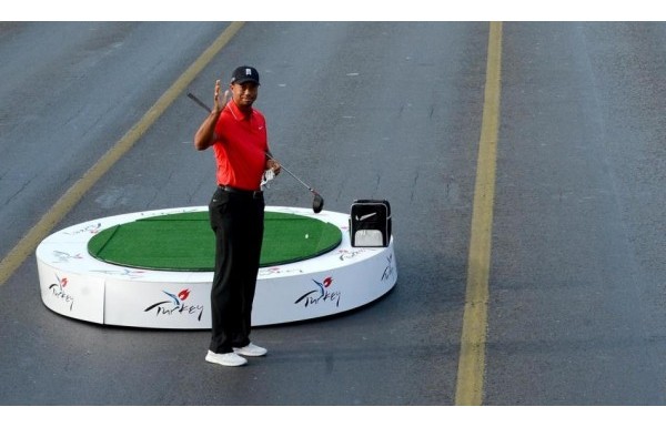 'Tiger Woods'tan tarihi atış