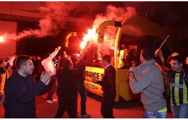 'F.Bahçe'ye meşaleli destek!