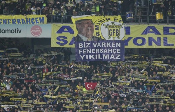 'F.Bahçe tribünlerden pankartlar