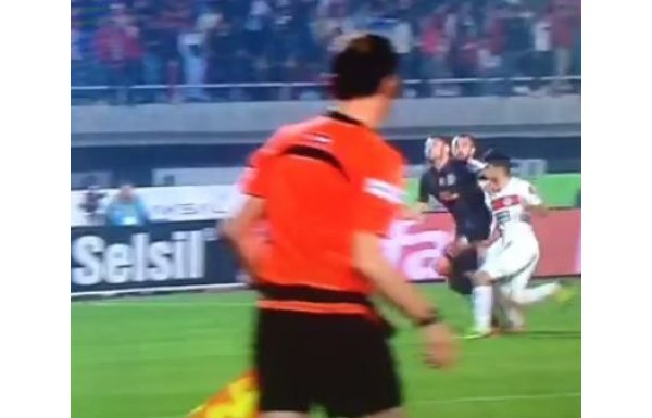 Burak dirsek attı, ortalık karıştı