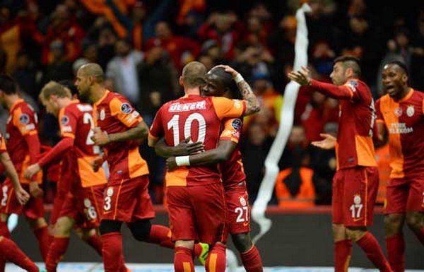 Galatasaray 6-0 kazandı ama 2 yıldız maç sonu tartıştı