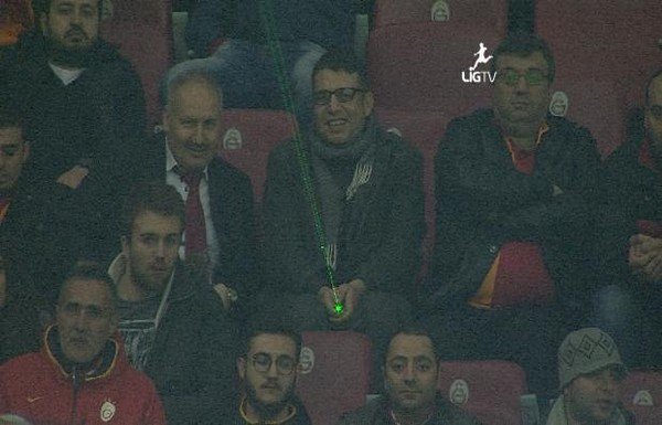 Derbide Tolga Zengin'e lazer tutup böyle kaçtı