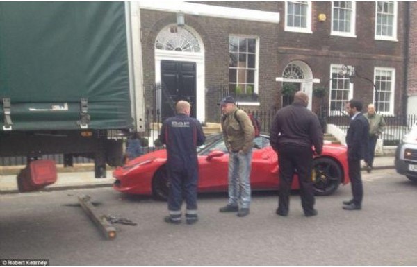 'Ferrari'yi sokağa park eden bilge!