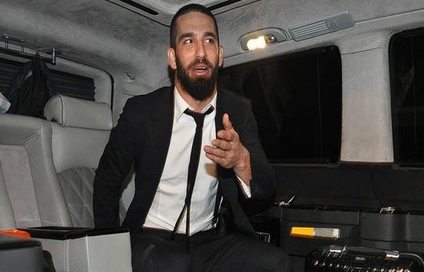 Arda Turan sigarayla yakalandı