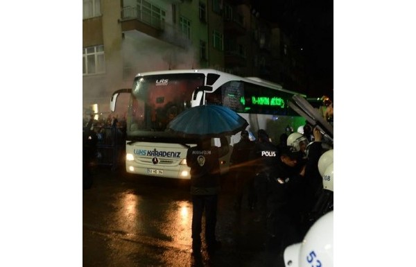 'F.Bahçe otobüsüne saldırı!