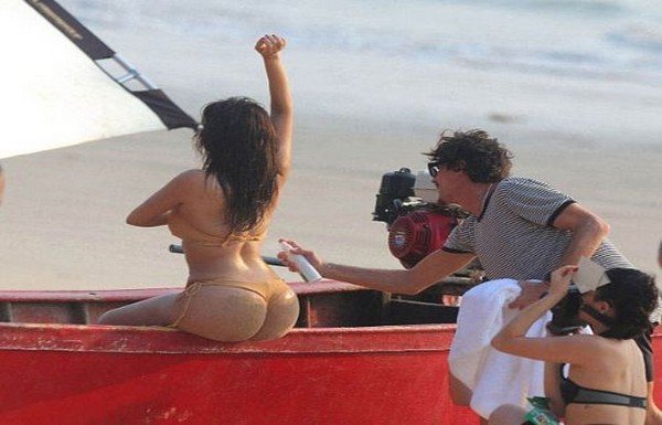 Kim Kardashian bikini çekiminde...