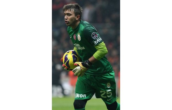 Muslera mı? Volkan mı?