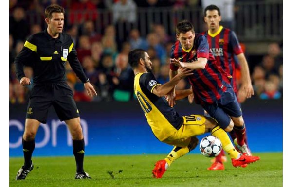 Arda Turan Messi'yi biçti