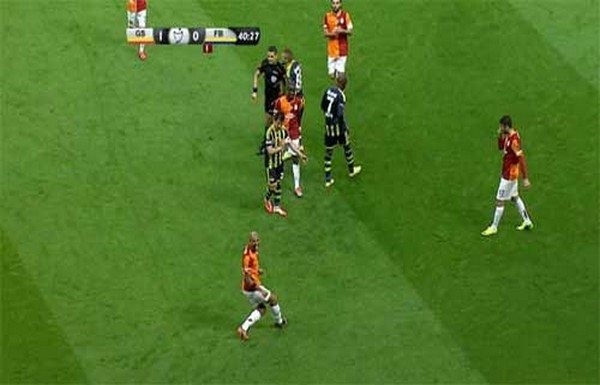 Emre ve Melo'ya kırmızı kart! Melo'dan çıldırtan hareket