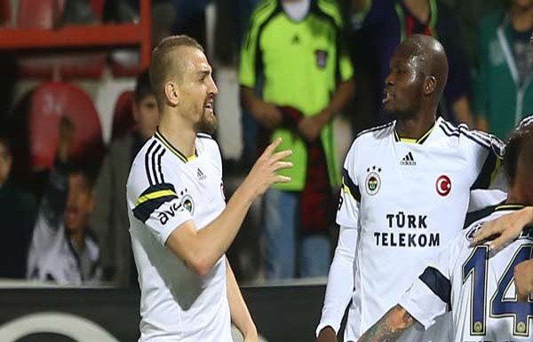 'Fenerbahçe'de sürpriz imza! İki yıldız...