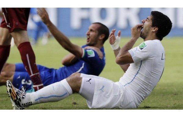 URUGUAY - Luis Suarez rakibini ısırdı