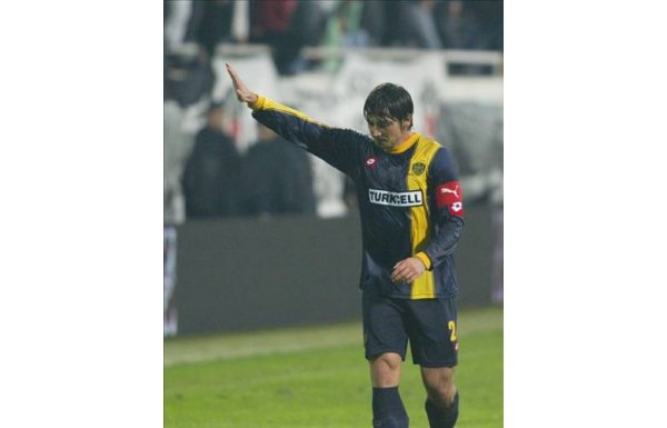 Attıkları gole hüzünlenen futbolcular