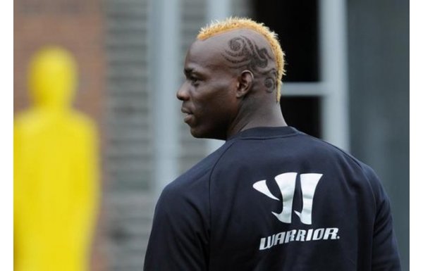 'Balotelli yine sahnede! Yeni saç modeli...