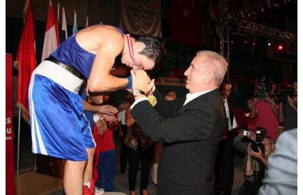 'F.Bahçeli sporcu G.Saray forması giydi!