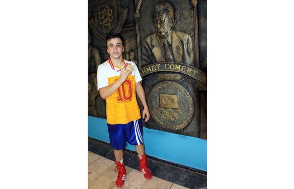 F.Bahçeli sporcu G.Saray forması giydi!