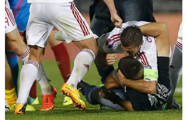 'G.Saraylı eski yıldız taraftarı yumrukladı