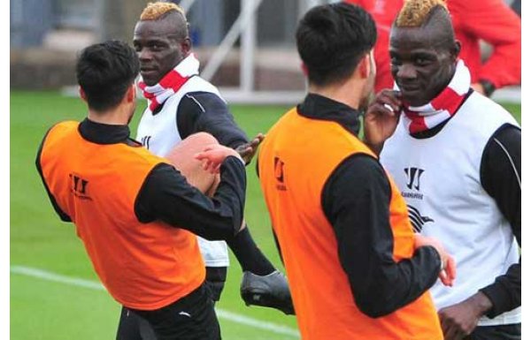 Balotelli idmanda Türk oyuncuyla kapıştı!
