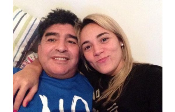 Maradona'dan skandal! Sevgilisiyle o görüntüler...