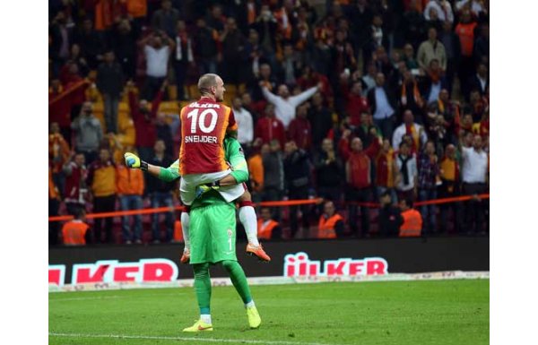'Galatasaray'da radikal karar! Muslera ve Sneijder...