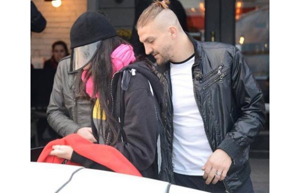 Asena'dan Caner'e destek