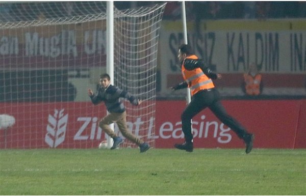 'Güvenliği atlattı selfie çektirdi!