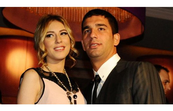 Arda Turan'dan Sinem Kobal'a gönderme