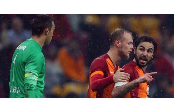 Muslera - Selçuk atıştı