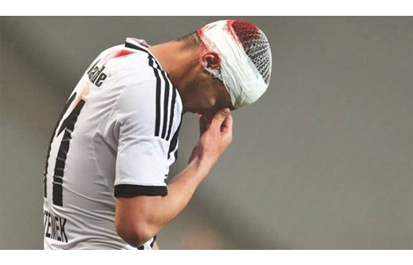 Mustafa yine sakatlandı, sosyal medyada gündem oldu