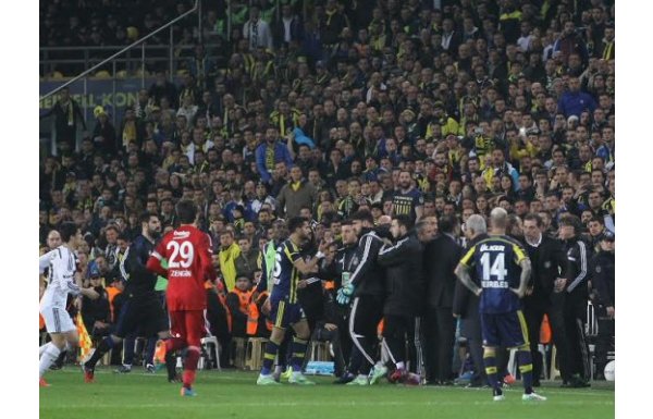 'Derbide gözden kaçan yumruklaşma