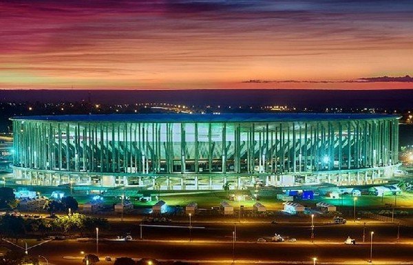 '1.4 milyarlık stat, otobüs durağı oldu!