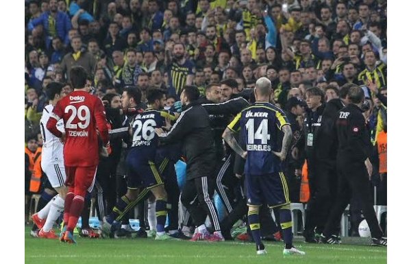 Derbide gözden kaçan yumruklaşma