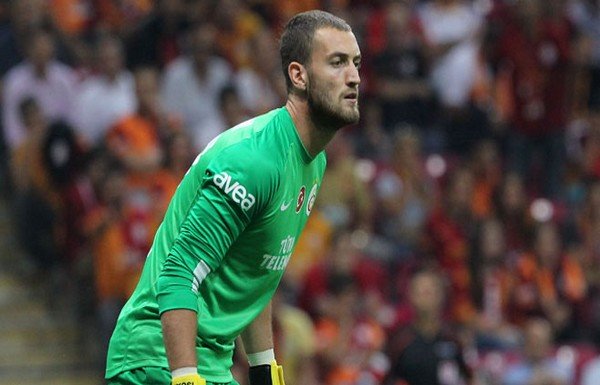 'G.Saraylı oyuncu kız arkadaşı ve arabasıyla poz verdi, ortalık yıkıldı!