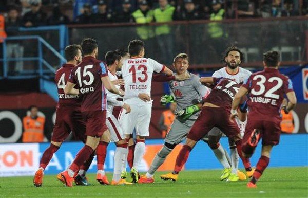 'Futbolculara olay sözler! 'Cumhurbaşkanı'nın yanında kuzu gibiydiniz'