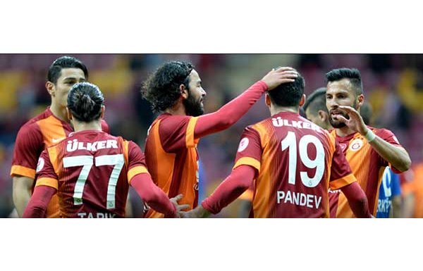 Galatasaray'da iki isim yolcu