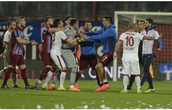 Trabzonspor-Galatasaray maçında saha karıştı