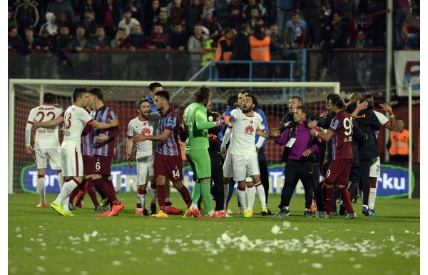 'Trabzonspor-Galatasaray maçında saha karıştı