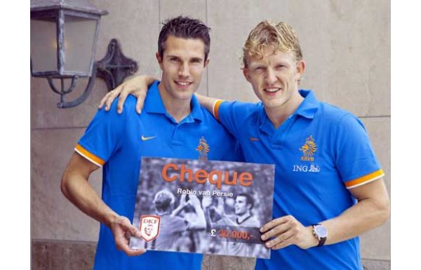 Van Persie olayı görür görmez Kuyt’ı aradı