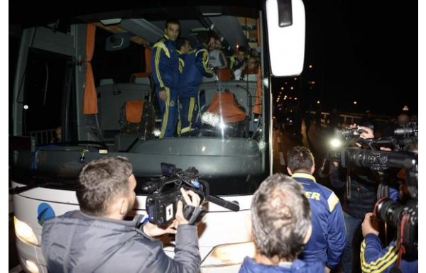 'Fenerbahçe takım otobüsüne yapılan dış basında manşette