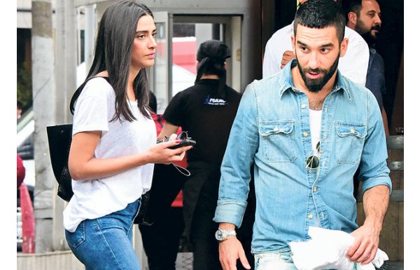 'Arda Turan gecelerde o güzelle yakalandı!