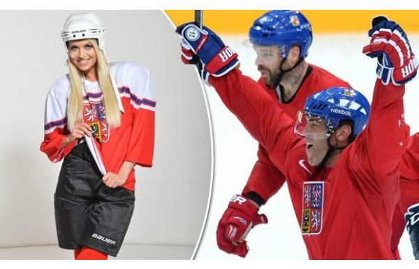 'Seksi model takıma destek için çırılçıplak soyundu!