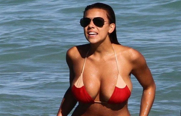 'Yıldız futbolcunun sevgilisi plajda şov yaptı