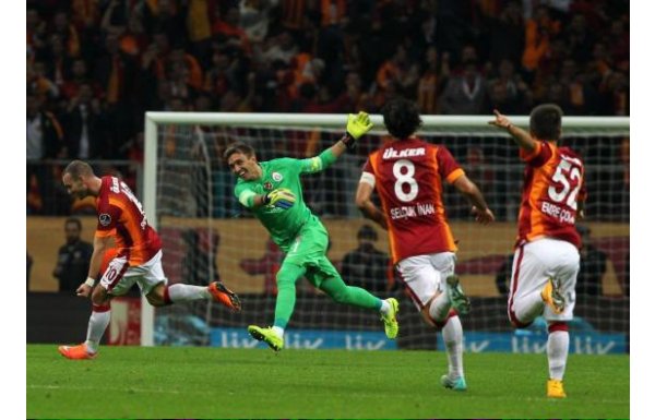 Muslera elini çekiyor ve Sneijder’i yakalamıyor böyle bir şike olamaz
