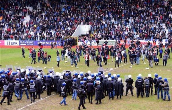 'Skoru beğenmediler sahaya daldılar