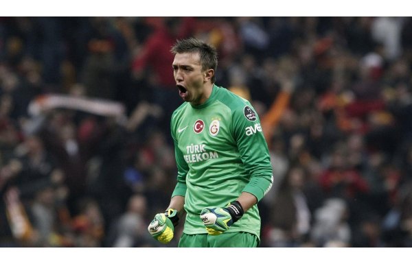 Muslera’nın denize annesi ve sevgilisi düşse ikisini de kurtarir.